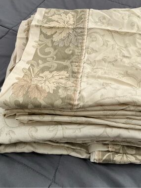 Croscill Cream and Taupe Floral Jacquard flat sheet and pillow cases